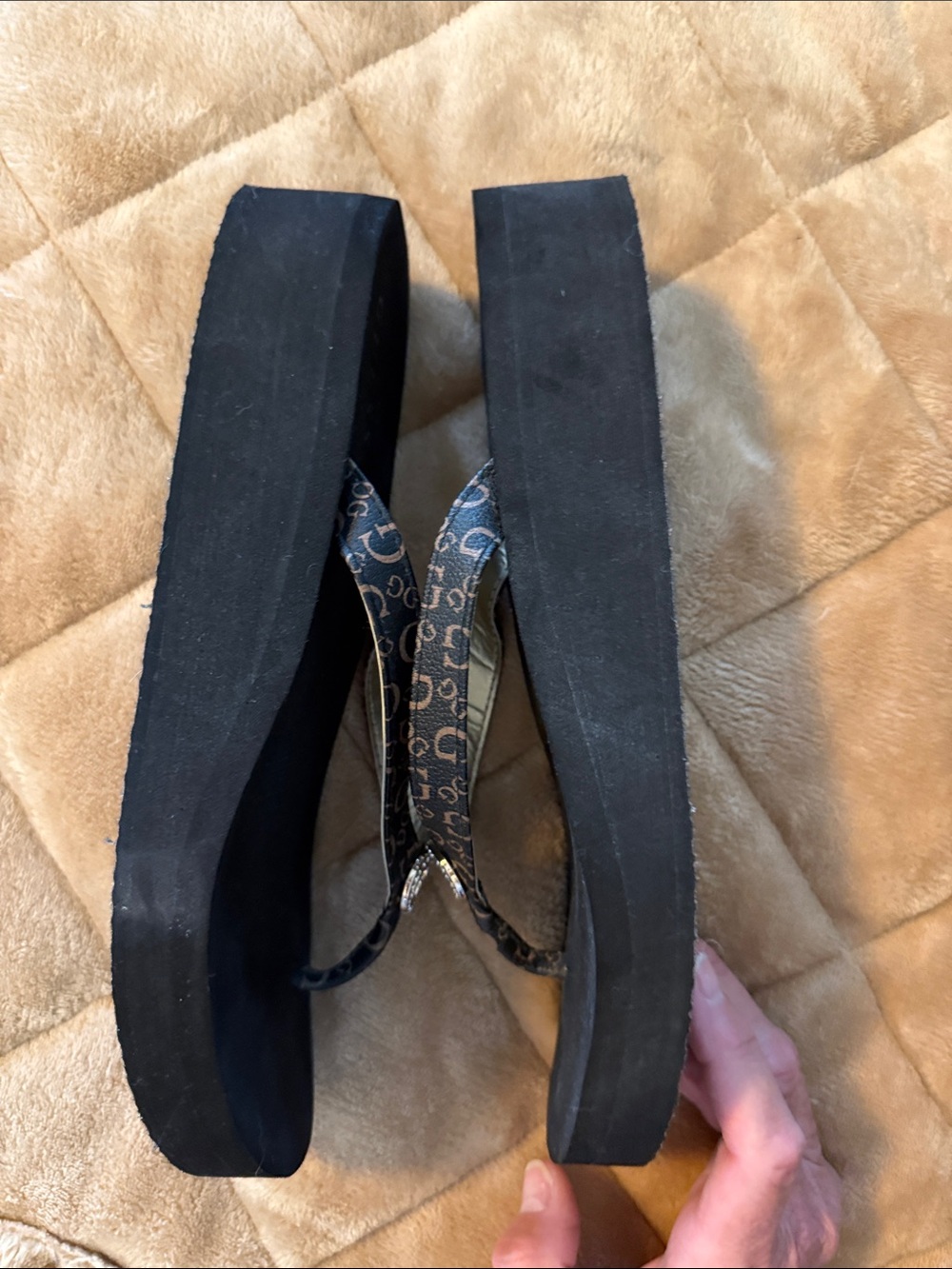 GUESS Black Logo-Print Thong Sandals with G Medallion - Picture 5 of 10